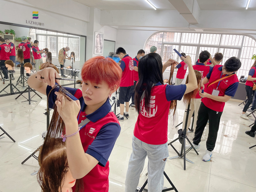 你適合剪齊劉海嗎？南寧剪發(fā)職業(yè)學(xué)校為你詳解