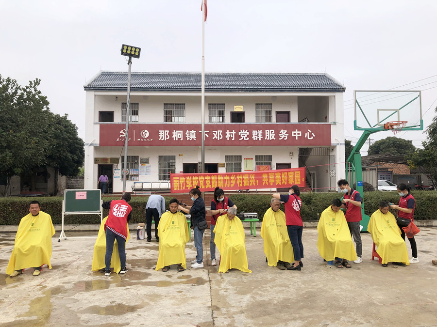 南寧美發(fā)培訓學?！叭锣l(xiāng)”活動，群眾連連稱贊