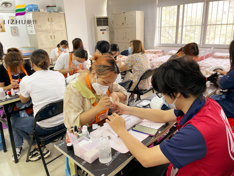 指甲油拉絲了怎么辦？廣西基礎美甲課件講解