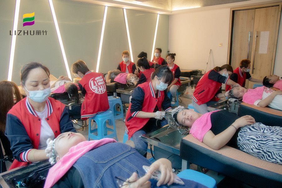 廣西老牌美業(yè)培訓(xùn)學(xué)校告訴你燙過(guò)的頭發(fā)怎么剪好看？