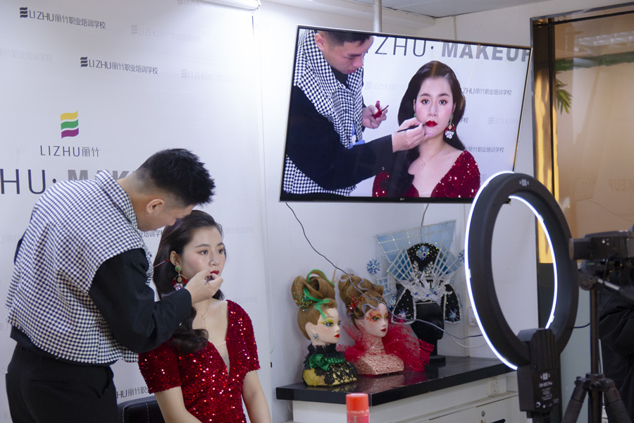 如何正確化底妝？廣西學化妝基礎告訴你