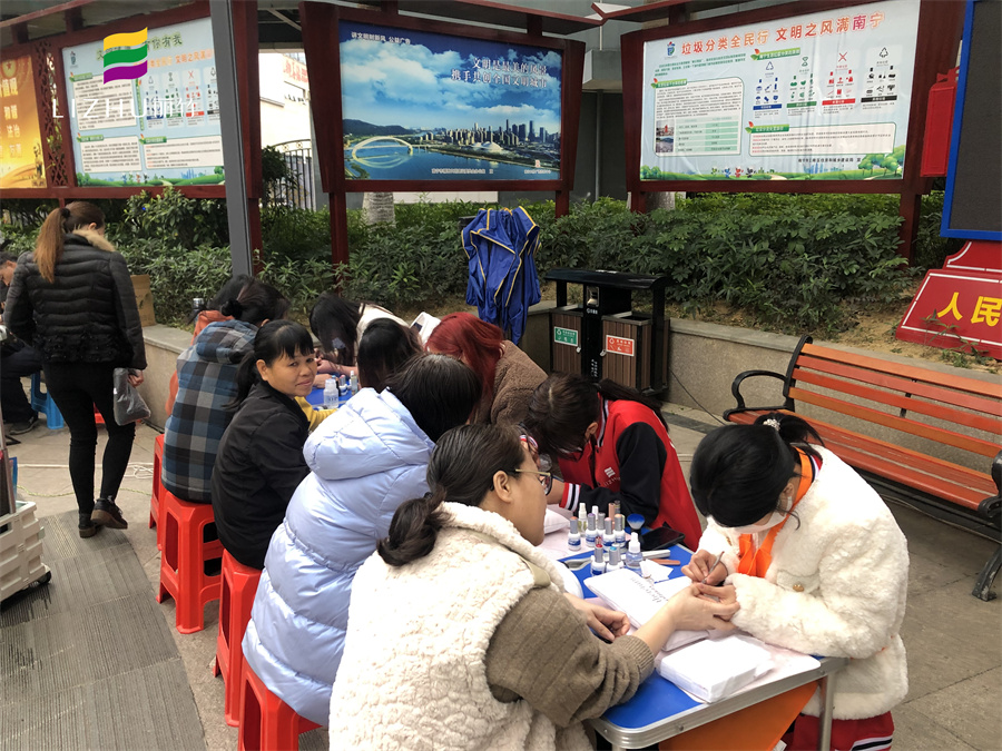 廣西美甲學校公益美甲進社區(qū)，大受居民歡迎