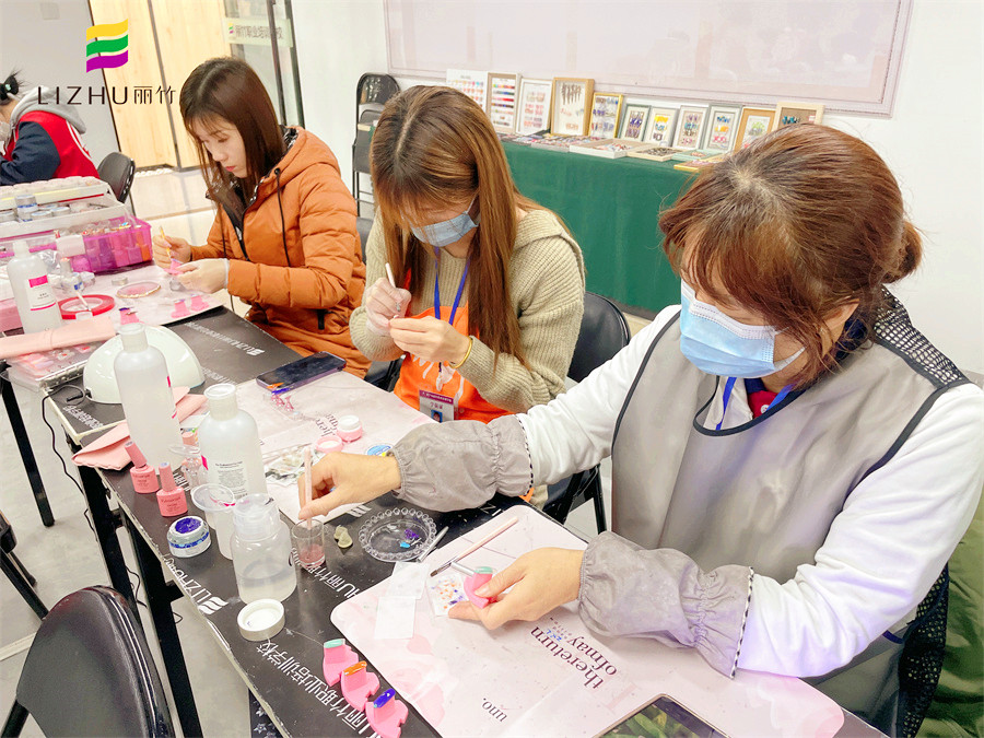 學(xué)美甲有年齡限制嗎？南寧專業(yè)美甲師培訓(xùn)學(xué)校告訴你