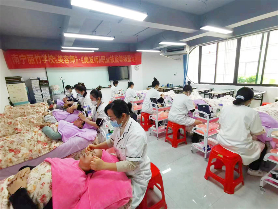 全員通過！廣西南寧美容師美發(fā)師考證班