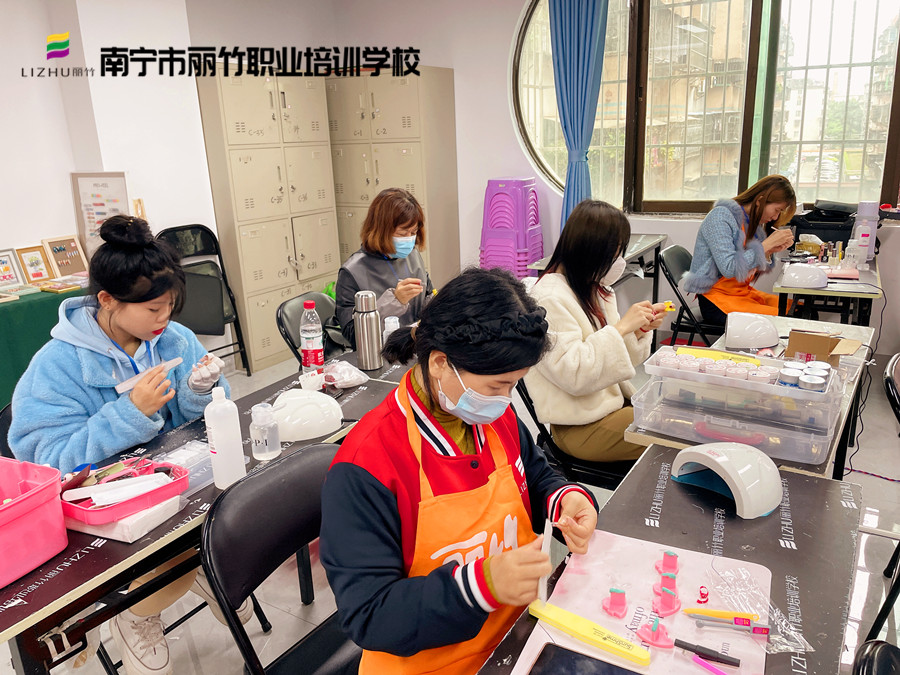 廣西美甲基礎內容：經(jīng)常做美甲手會變黑嗎？