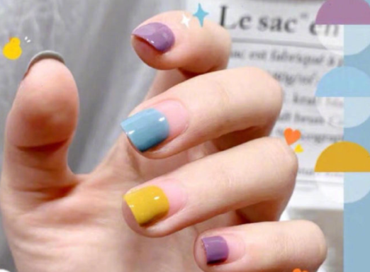 撞色混搭美甲，將夢幻氣氛值拉滿