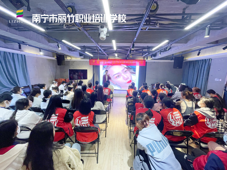 廣西學(xué)紋眉技術(shù)：生理鹽水對(duì)紋眉的重要性