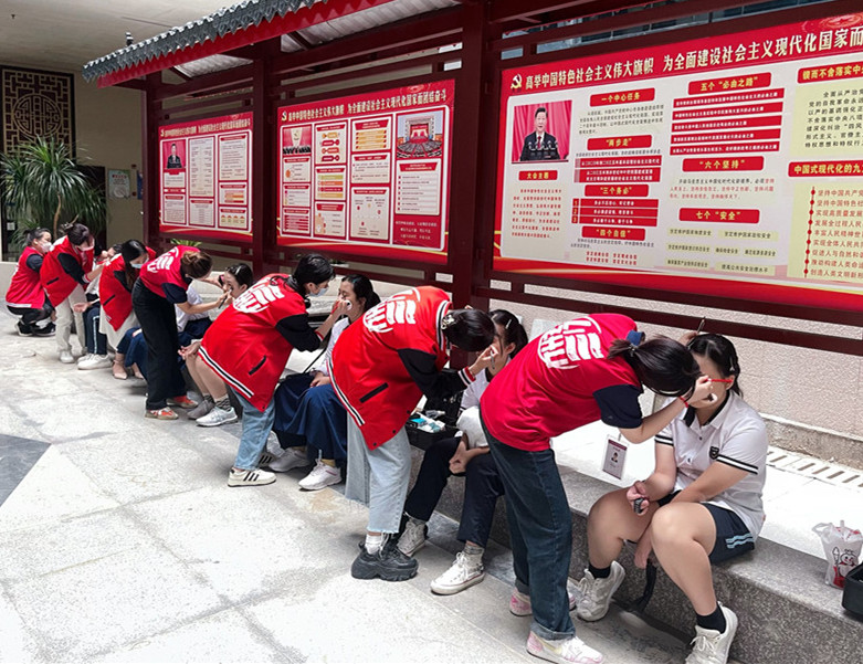 南寧化妝實(shí)踐課，為南寧十四中同學(xué)提供化妝服務(wù)