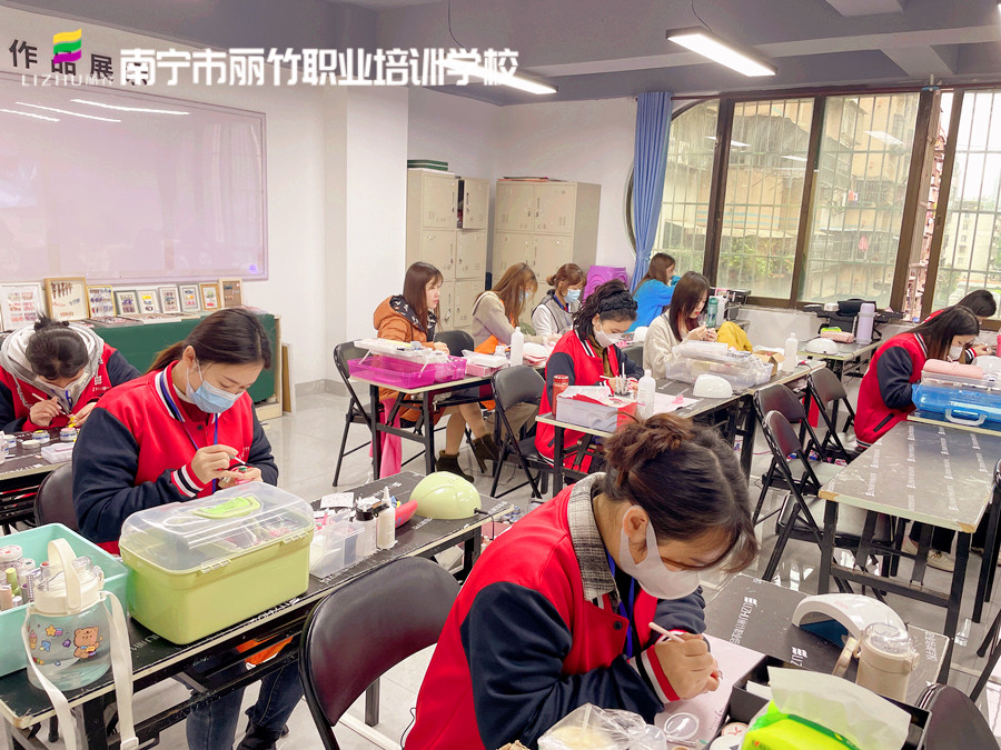 全貼甲片和半貼有什么區(qū)別？廣西美甲基礎(chǔ)班培訓