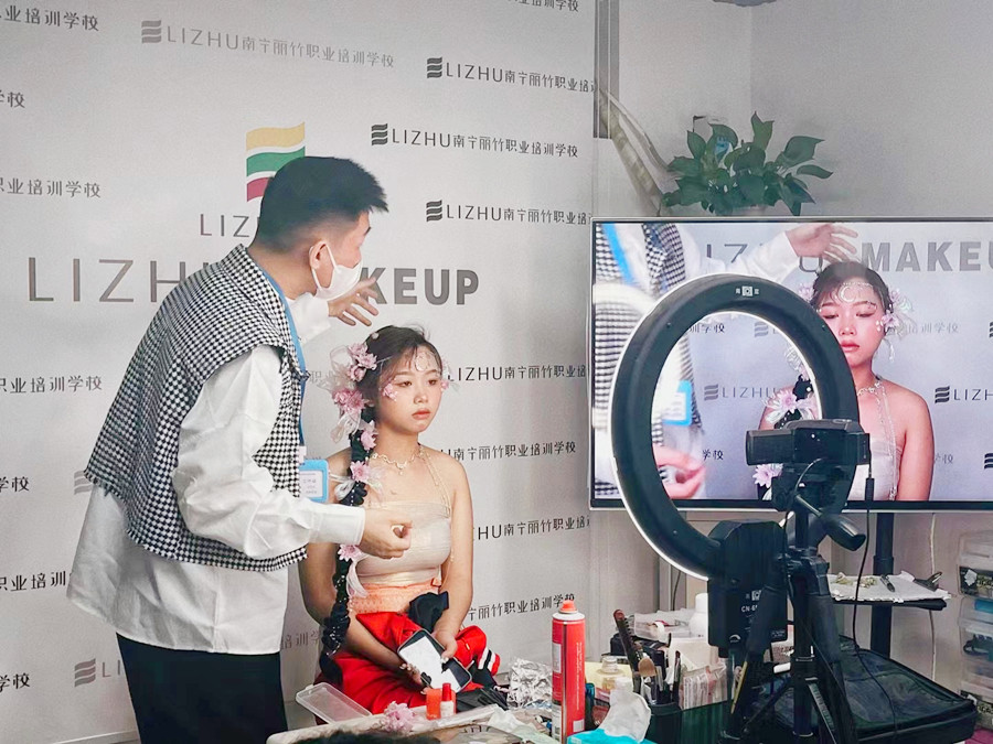 化妝后如何減少出油？南寧專(zhuān)業(yè)正規(guī)化妝學(xué)校教你