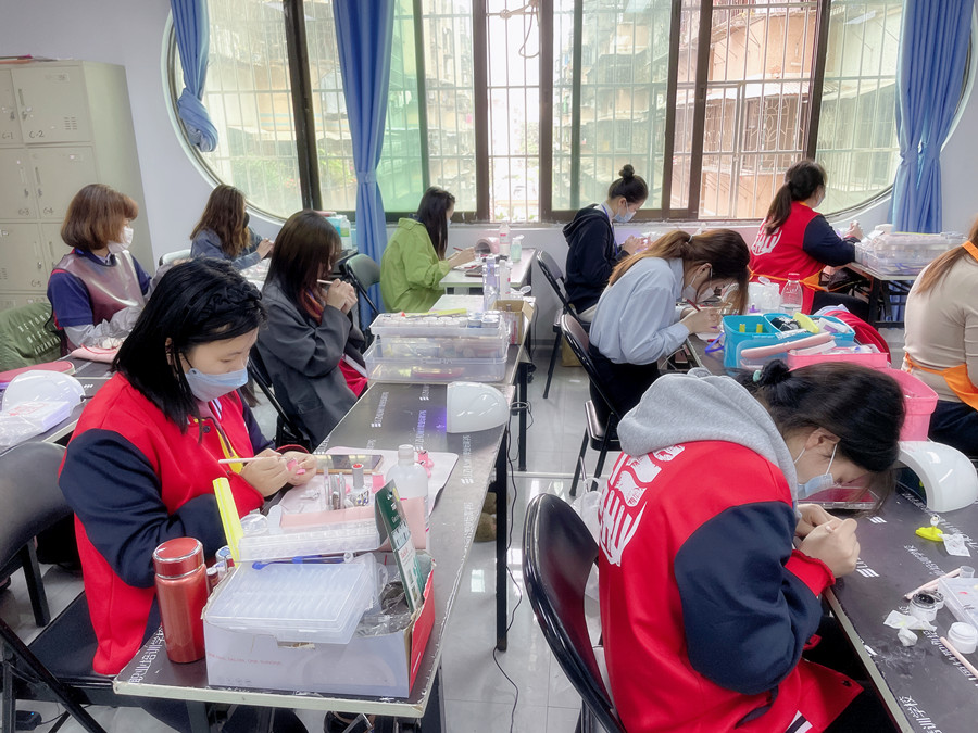 美甲底油和亮油的區(qū)別，廣西美甲基礎(chǔ)教學