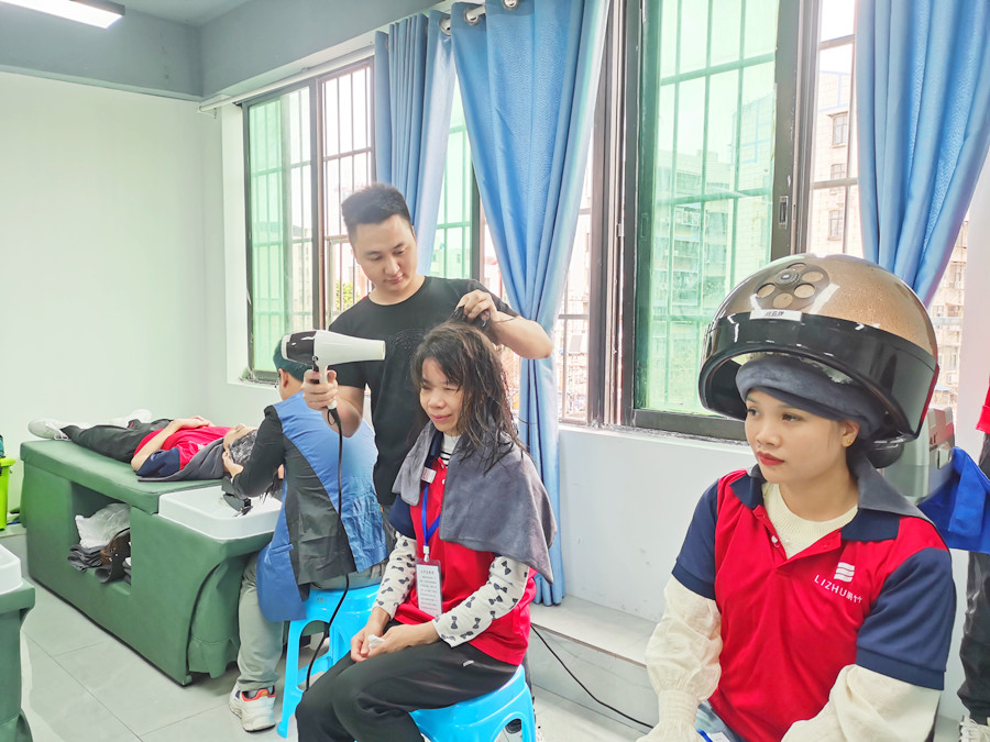 如何給發(fā)膜加熱？南寧美發(fā)職業(yè)技術(shù)學(xué)校課堂實(shí)訓(xùn)講解