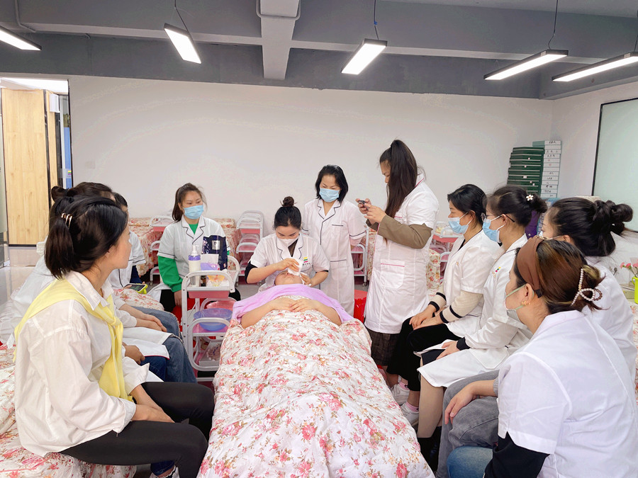 哪些化妝水不能濕敷？南寧美容護(hù)膚學(xué)校課堂筆記