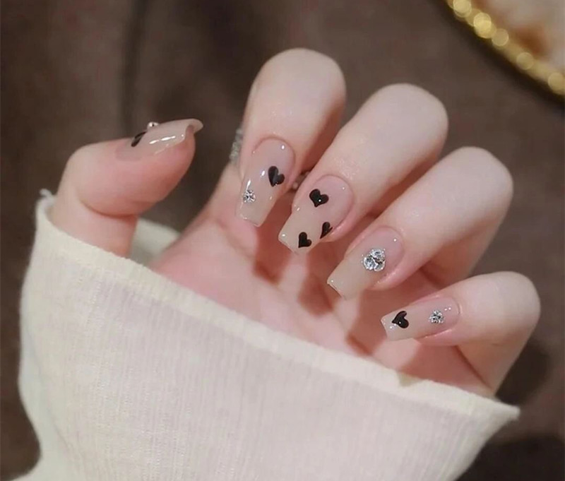 不挑手的黑色美甲，廣西美業(yè)職業(yè)技術(shù)學(xué)院推薦