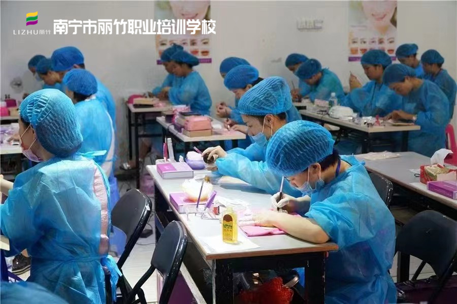 如何選擇紋繡學(xué)校？南寧紋繡學(xué)校教你