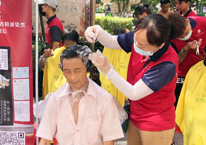 “白染黑”受歡迎，南寧美發(fā)學校公益進社區(qū)