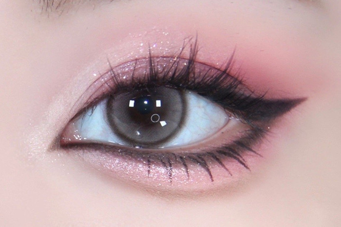 芭比黑粉煙熏眼妝教程，南寧化妝基礎(chǔ)學(xué)校教你