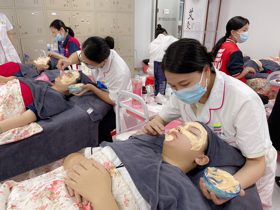 敷軟膜粉的流程，南寧美容皮膚管理培訓(xùn)班