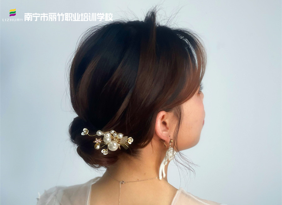 森系簡約編盤發(fā)，南寧化妝發(fā)型培訓作品