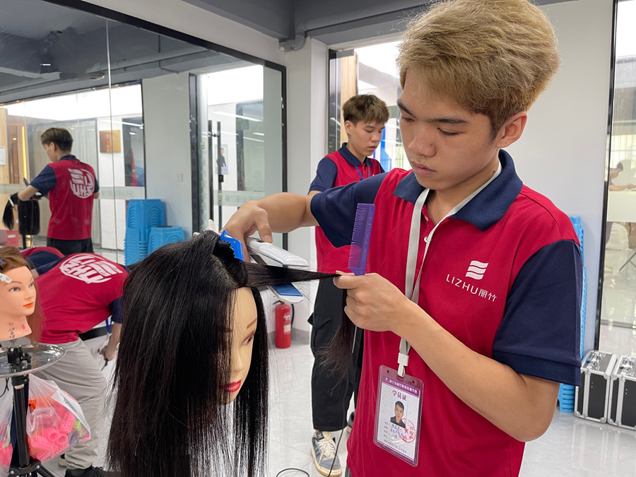 直板夾的工作原理，南寧美發(fā)職業(yè)培訓學校課程講解