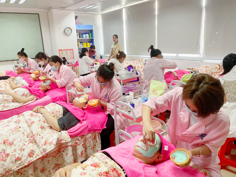 涂抹式面膜和貼片面膜區(qū)別，廣西美容培訓(xùn)面部