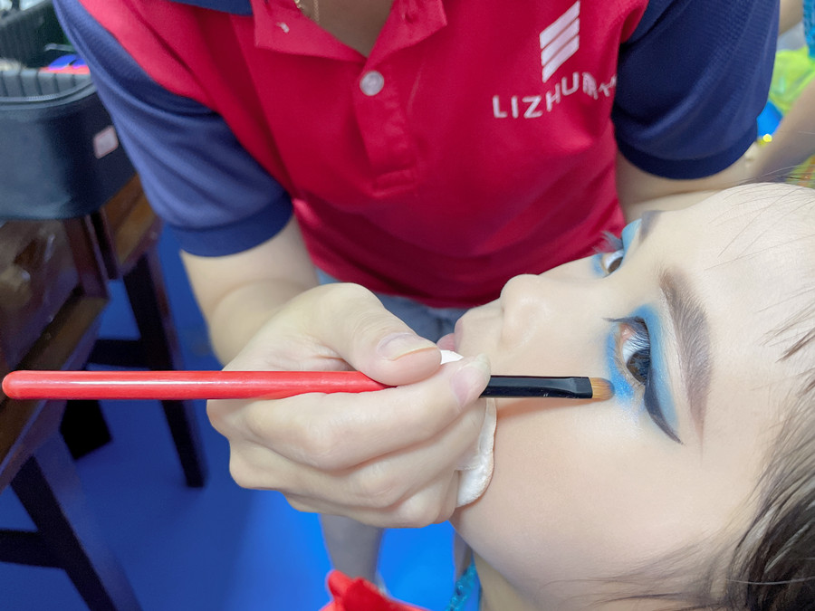 南寧基礎(chǔ)化妝：8種眼影的畫法（下部分）