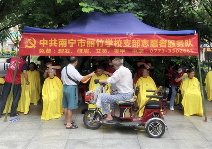 ?小區(qū)免費理發(fā)公益活動，廣西美發(fā)職業(yè)技術學校在進行