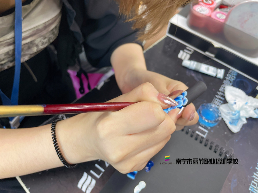 甲油膠調(diào)色技巧，南寧美甲培訓