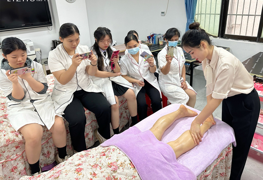 廣西美容美師：如何給腿部按摩？