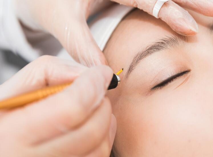 南寧紋繡學(xué)校：在紋眉補(bǔ)色時(shí)，你要注意這些