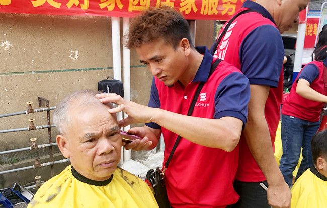 廣西美發(fā)職業(yè)學(xué)?！皩W(xué)雷鋒”活動(dòng)走進(jìn)南棉社區(qū)