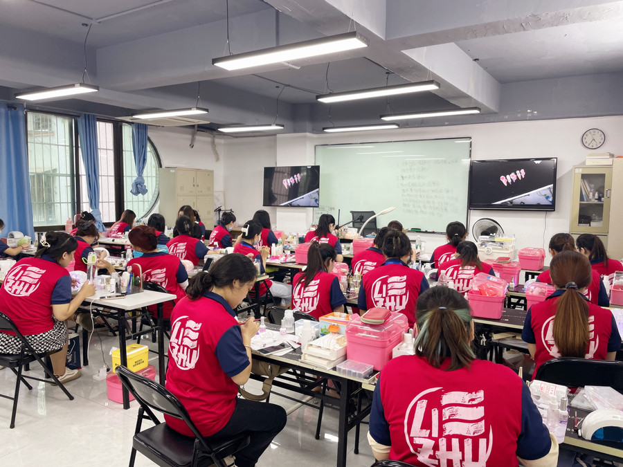 美甲師廣西：果凍膠貼片怎么卸？