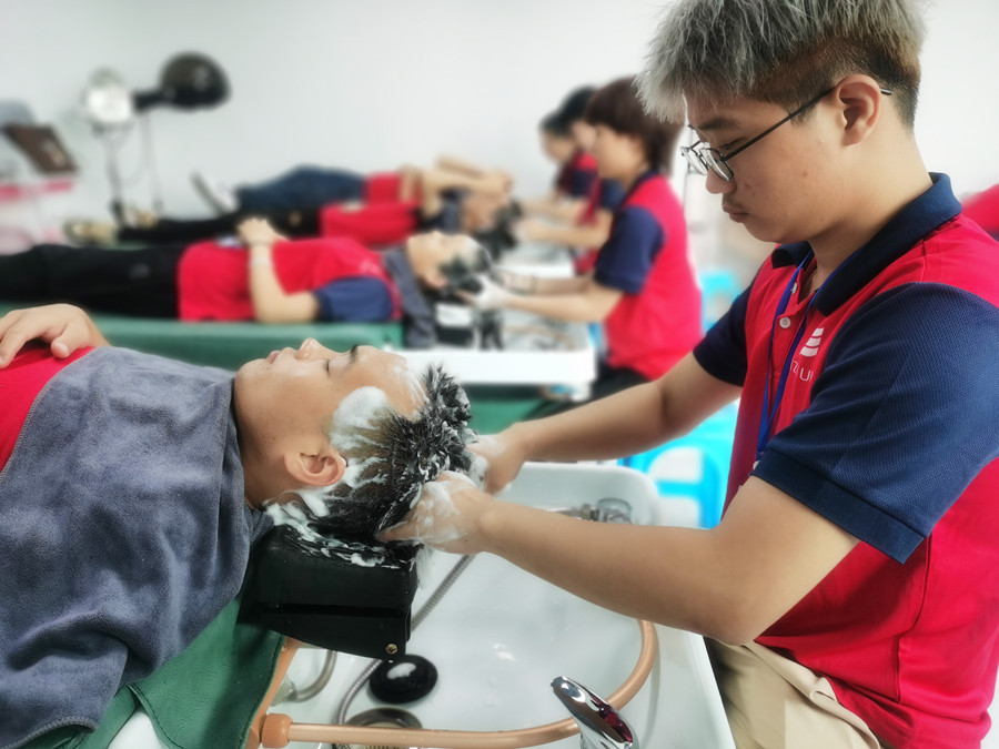 護(hù)發(fā)素洗不干凈的危害，南寧美發(fā)師職業(yè)學(xué)校