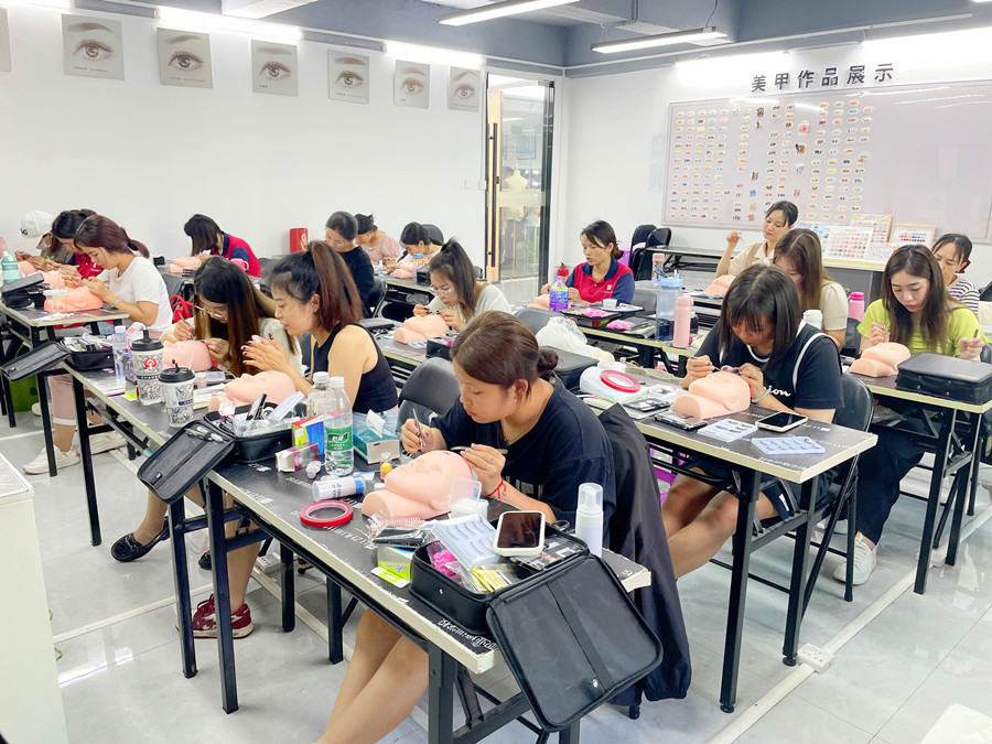 為什么要在假頭模練習美睫？廣西美睫培訓課件解析