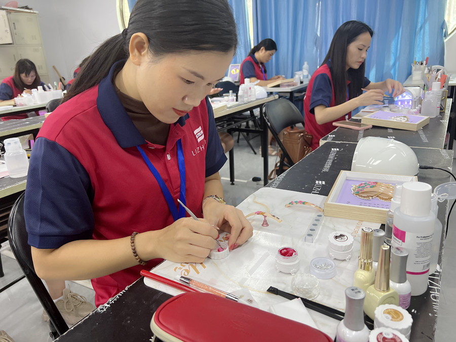 賞析！南寧美甲造型學校學員雕花作品