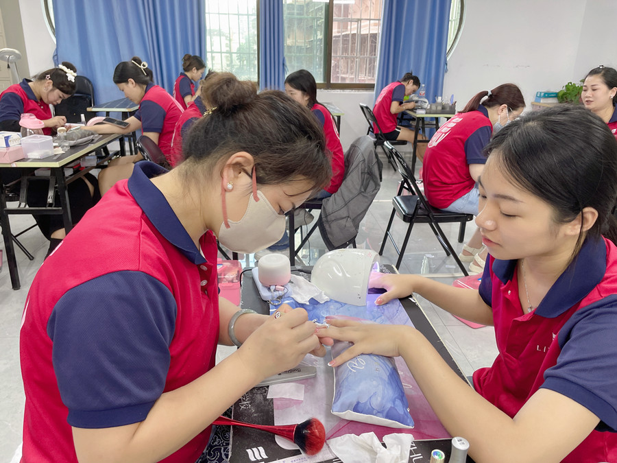 南寧美甲職業(yè)：指甲油干了怎么辦？