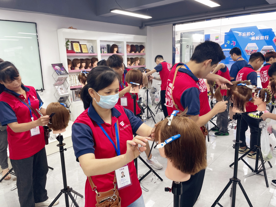 南寧美發(fā)培訓(xùn)到哪里？先看看麗竹美發(fā)基礎(chǔ)如何練習(xí)