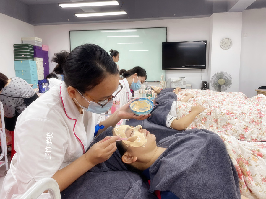 紋眉后可以敷面膜嗎？廣西紋繡師解釋給你聽(tīng)