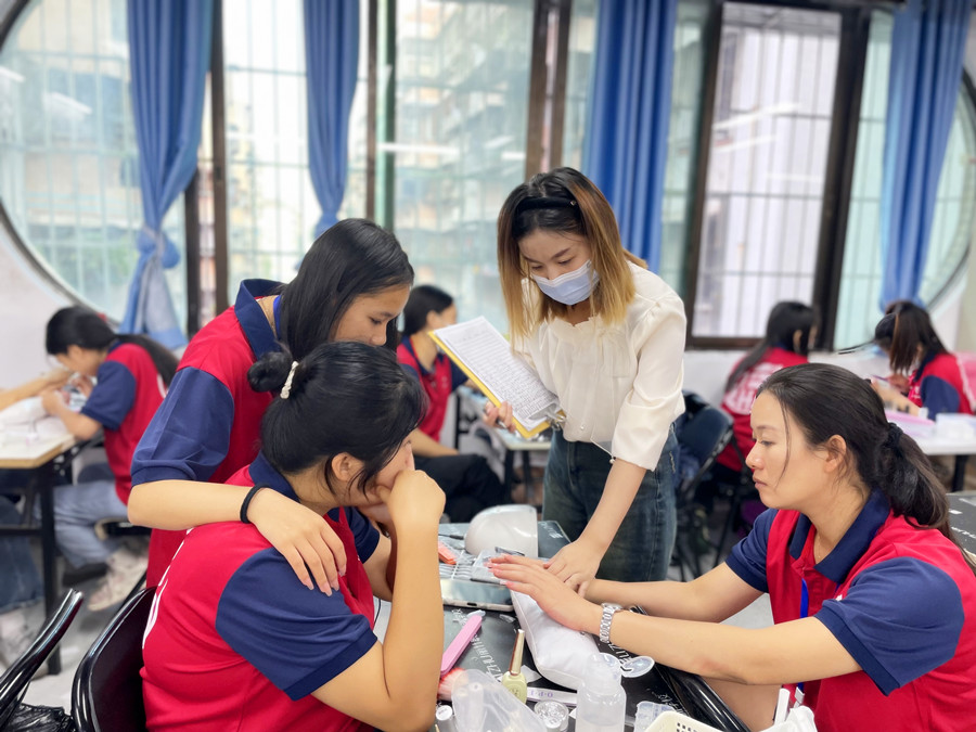 美甲涂指甲油的方法，廣西美甲基礎(chǔ)培訓