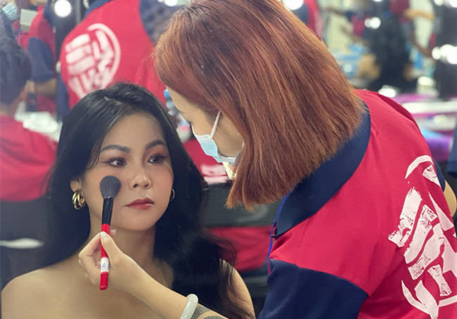 披發(fā)造型新娘，零基礎(chǔ)化妝造型