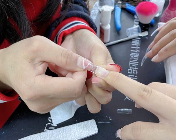 廣西美甲：貼甲片需要照燈嗎？