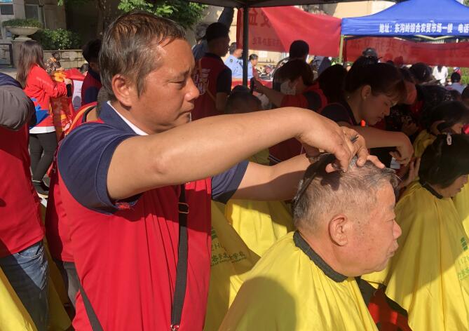 冬日暖陽(yáng)，廣西美發(fā)理發(fā)學(xué)校小區(qū)免費(fèi)理發(fā)