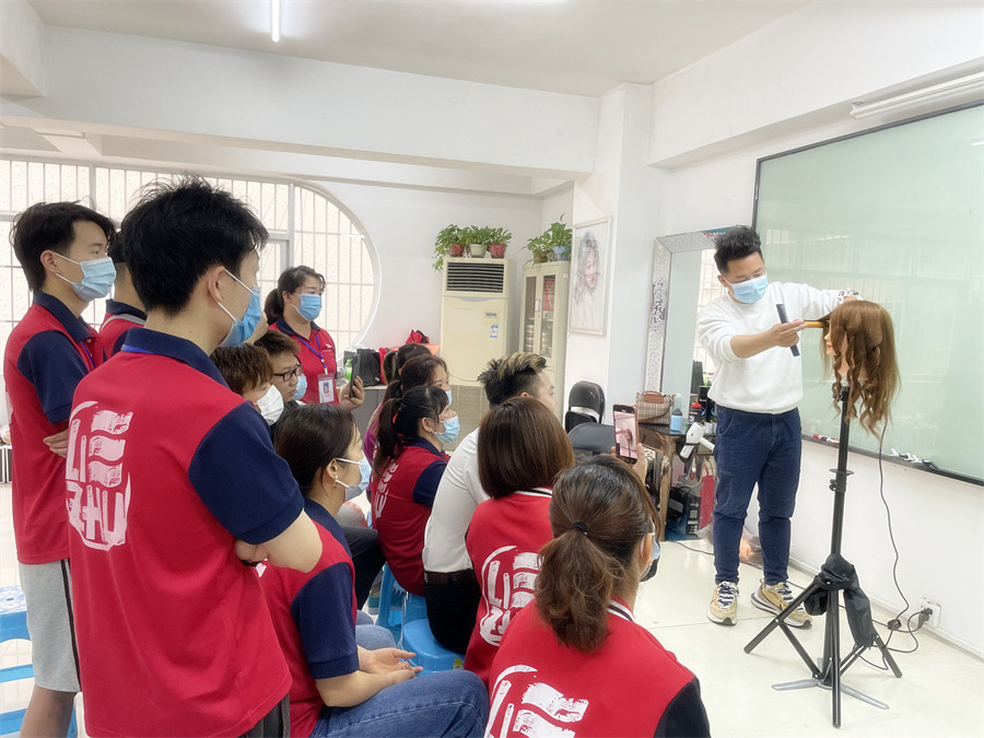 電卷棒怎么用？南寧學(xué)美發(fā)工具有哪些？