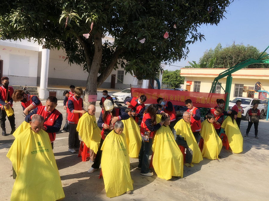 麗竹學(xué)校到隆安那桐下鄧村開(kāi)展“三下鄉(xiāng)”理發(fā)活動(dòng)