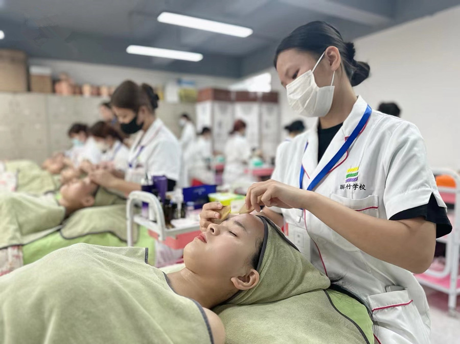 面部刮（sha）痧的教程，?廣西美容皮膚管理學(xué)校學(xué)習(xí)