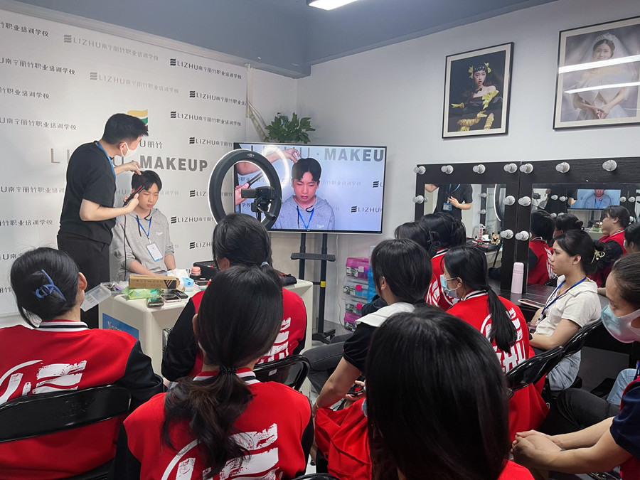 如何給男生化妝？廣西化妝彩妝基礎(chǔ)