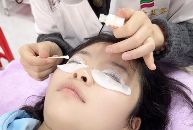 為什么建議你敷眼膜貼？?南寧美容院專業(yè)手法