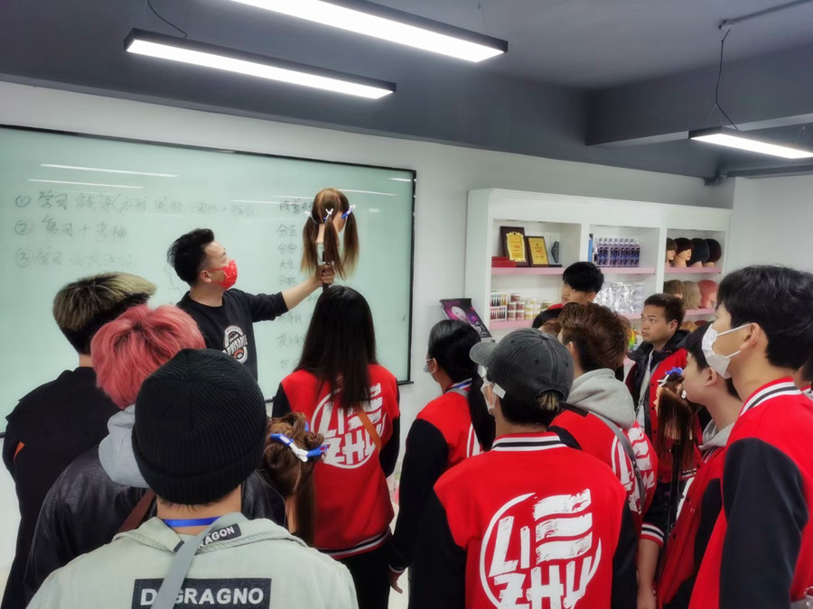 剪女發(fā)的技巧，廣西剪發(fā)理發(fā)學(xué)校課堂