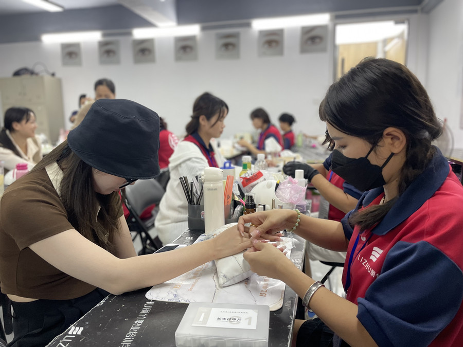 全貼甲片卸甲步驟，廣西美甲學(xué)校在哪里？