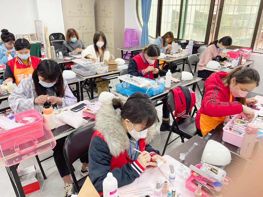 水彩草莓美甲，廣西美甲學(xué)校推薦